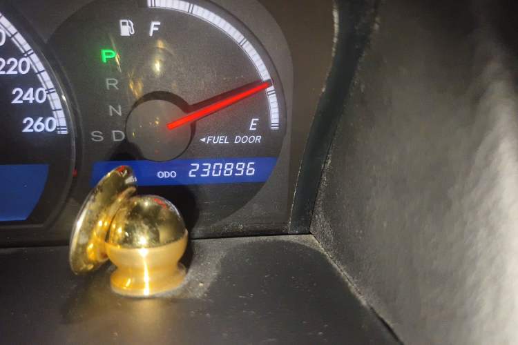 Used Toyota Crown 2007 3.0L Royal Saloon Standard Odometer Close Up