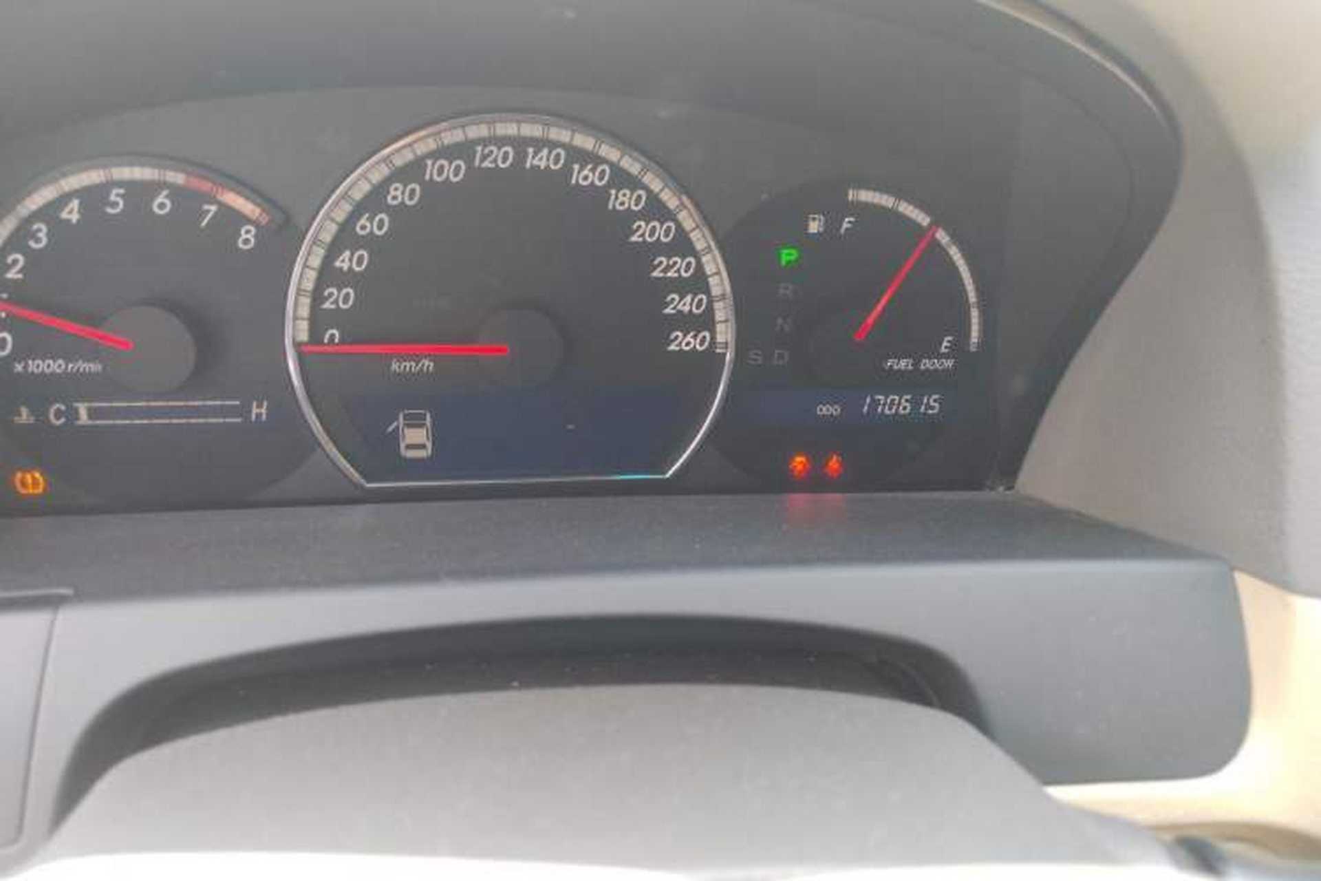 Used Toyota Crown 2007 2.5L Royal Special Edition Odometer Close Up