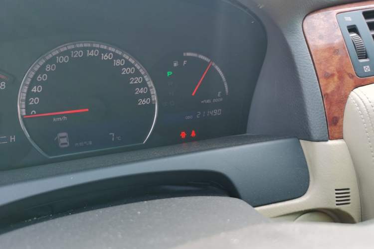Used Toyota Crown 2007 2.5L Royal Special Edition Odometer Close Up