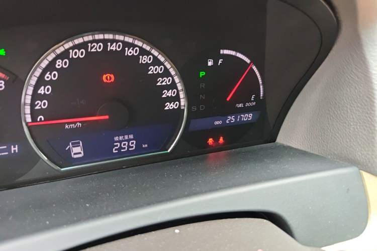 Used Toyota Crown 2007 3.0L Royal Saloon Navigation Odometer Close Up