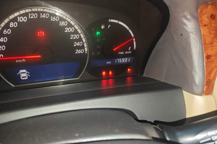 Used Toyota Crown 2007 2.5L Royal Special Edition Odometer Close Up
