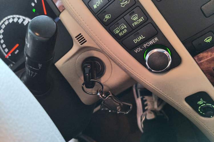 Used Toyota Crown 2007 2.5L Royal Special Edition Vehicle Key
