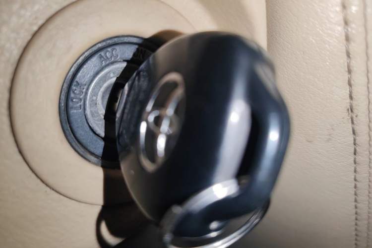 Used Toyota Crown 2007 2.5L Royal Special Edition Vehicle Key
