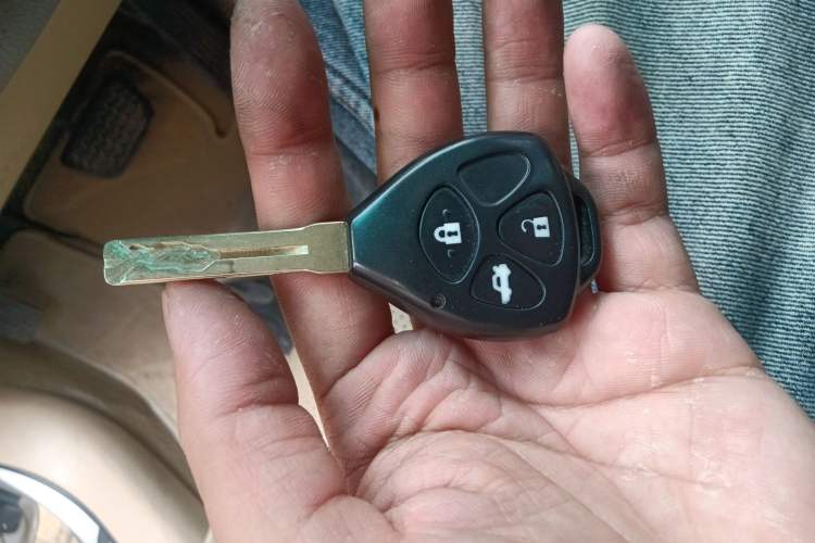 Used Toyota Crown 2007 2.5L Royal Special Edition Vehicle Key