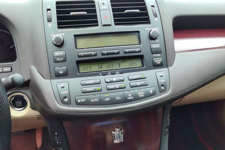Used Toyota Crown 2010 2.5L Royal Leather Sunroof Edition Audio And AC Panel