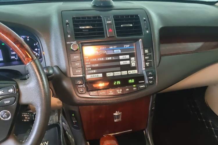 Used Toyota Crown 2010 2.5L Royal Leather Sunroof Navigation Edition Audio And AC Panel