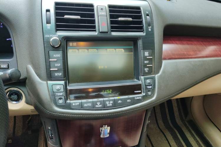 Used Toyota Crown 2010 2.5L Royal Leather Sunroof Edition Audio And AC Panel