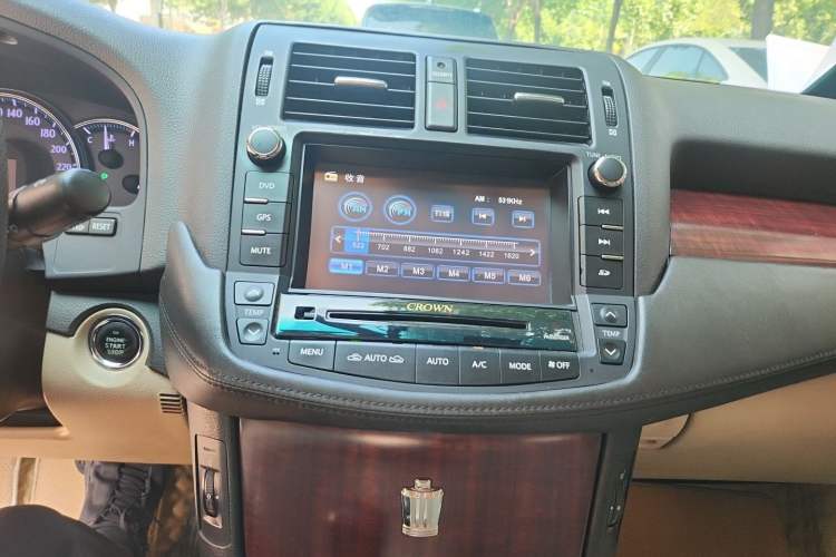 Used Toyota Crown 2010 2.5L Royal Leather Sunroof Edition Audio And AC Panel