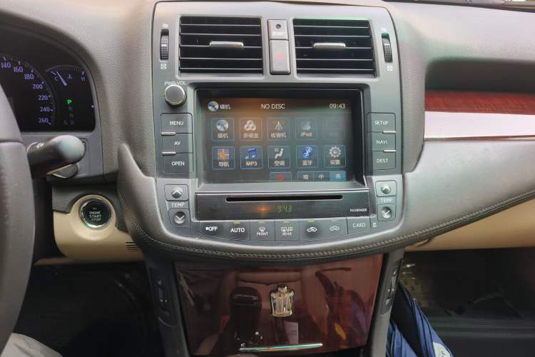 Used Toyota Crown 2010 2.5L Royal Leather Sunroof Navigation Edition Audio And AC Panel