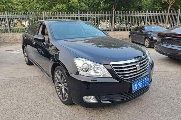 Used Toyota Crown 2010 2.5L Royal Leather Sunroof Edition Front Right 45 Deg