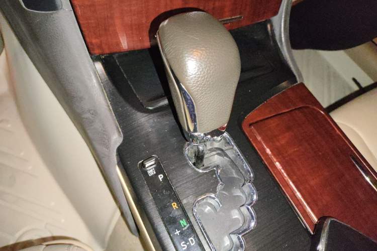 Used Toyota Crown 2010 2.5L Royal Leather Sunroof Edition Gear Lever
