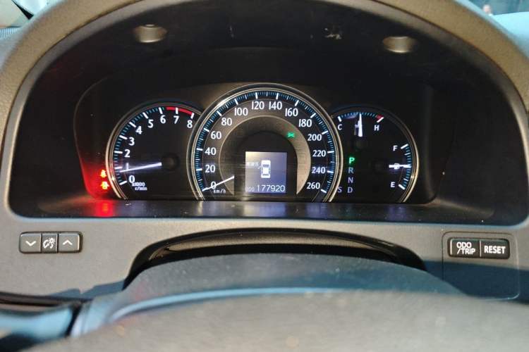 Used Toyota Crown 2010 3.0L Royal Saloon Odometer Close Up