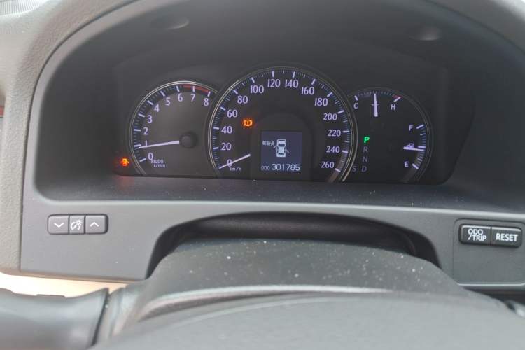 Used Toyota Crown 2010 2.5L Royal Leather Sunroof Edition Odometer Close Up