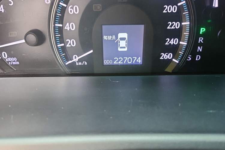 Used Toyota Crown 2010 2.5L Royal Leather Sunroof Edition Odometer Close Up