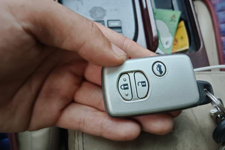 Used Toyota Crown 2010 2.5L Royal Leather Sunroof Edition Vehicle Key