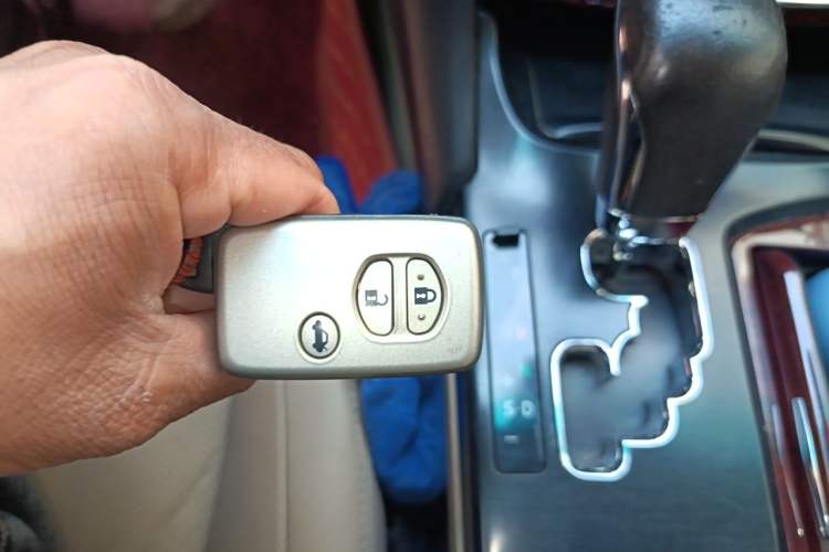 Used Toyota Crown 2010 2.5L Royal Leather Sunroof Edition Vehicle Key