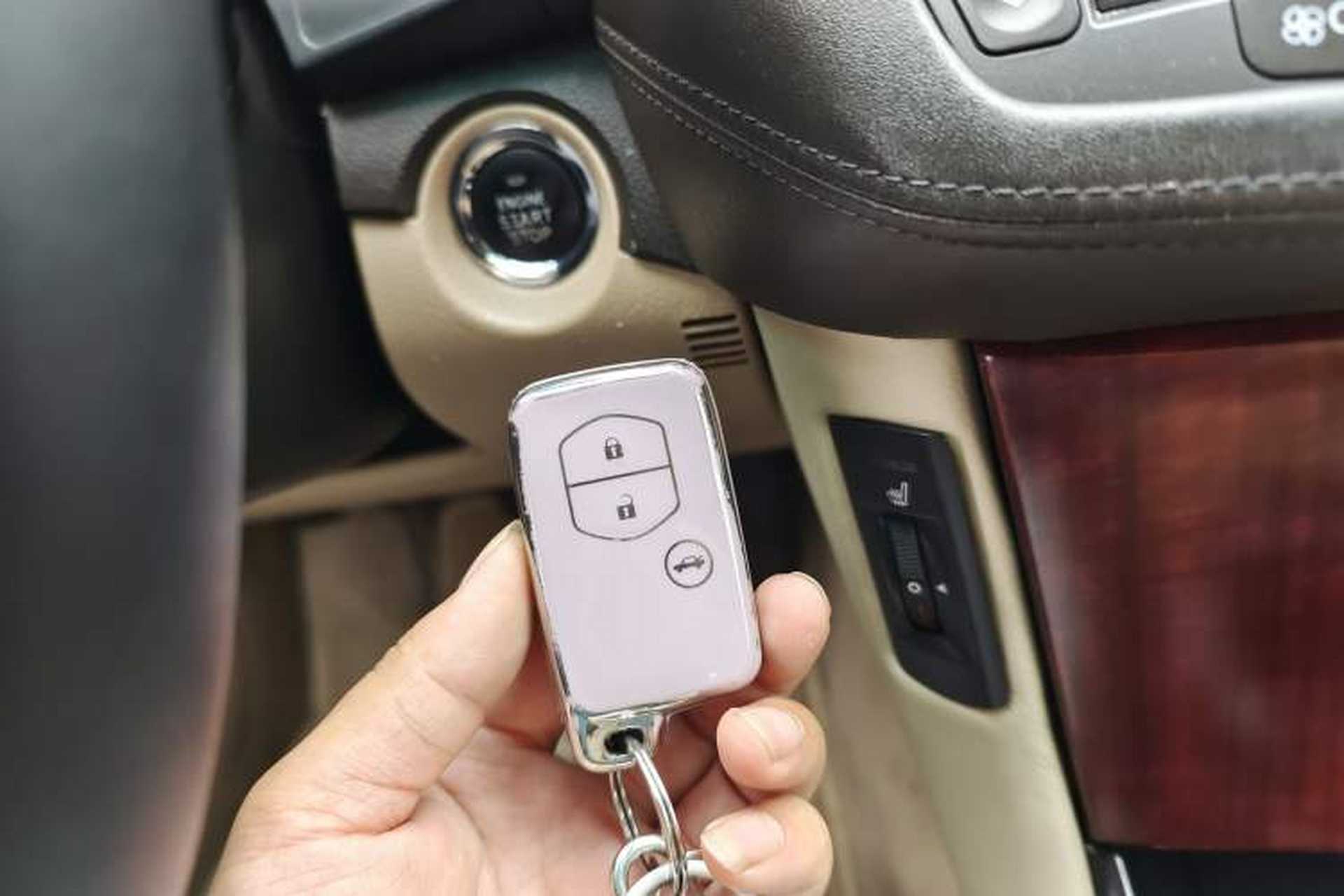 Used Toyota Crown 2010 2.5L Royal Leather Sunroof Navigation Edition Vehicle Key