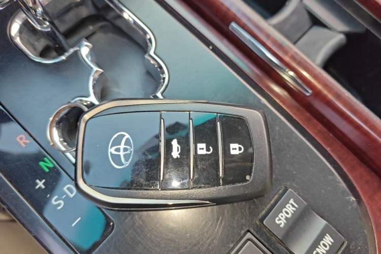 Used Toyota Crown 2010 2.5L Royal Leather Sunroof Edition Vehicle Key