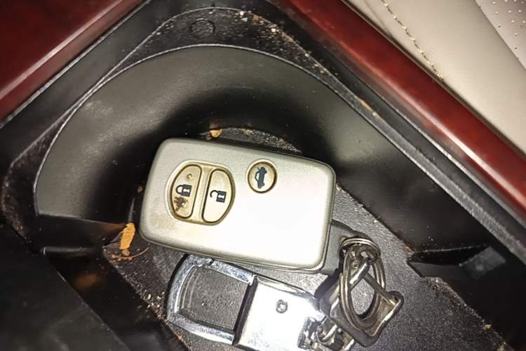 Used Toyota Crown 2010 2.5L Royal Leather Sunroof Navigation Edition Vehicle Key