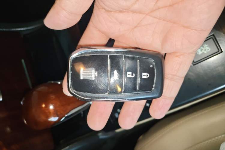 Used Toyota Crown 2010 2.5L Royal Leather Sunroof Navigation Edition Vehicle Key