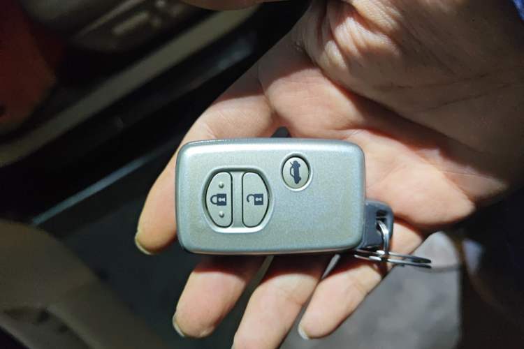 Used Toyota Crown 2010 2.5L Royal Leather Sunroof Navigation Edition Vehicle Key