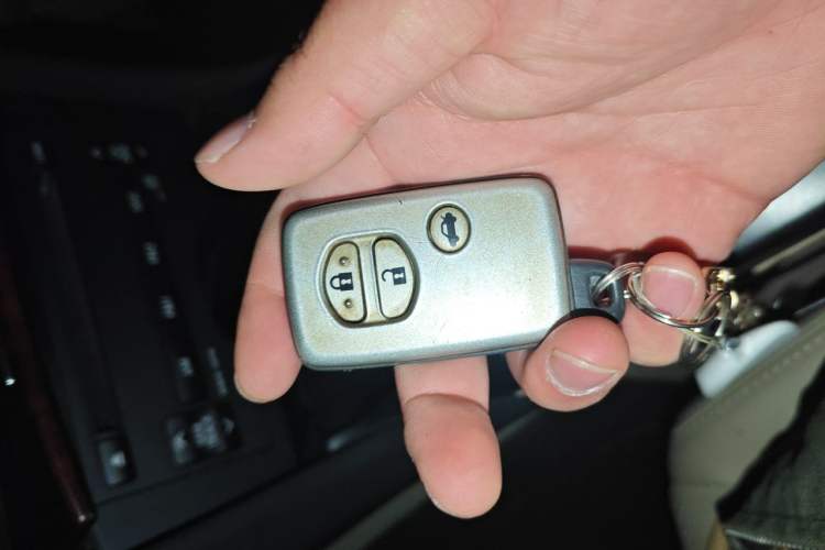 Used Toyota Crown 2010 2.5L Royal Vehicle Key