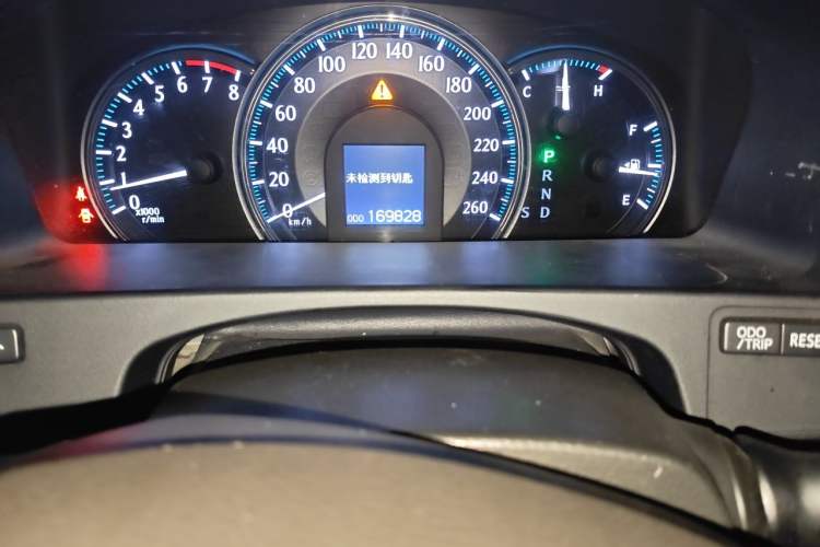 Used Toyota Crown 2010 2.5L Royal Leather Sunroof Edition Odometer Close Up