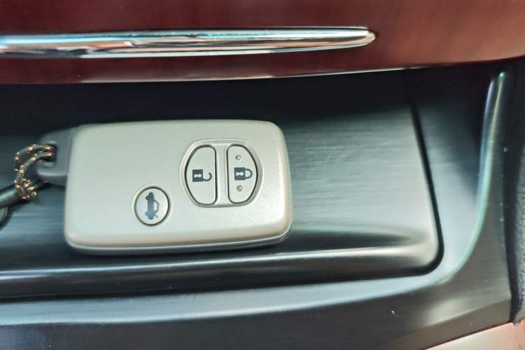 Used Toyota Crown 2010 2.5L Royal Leather Sunroof Edition Vehicle Key