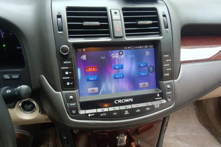 Used Toyota Crown 2011 2.5L Royal Special Edition with Leather and Sunroof Audio And AC Panel