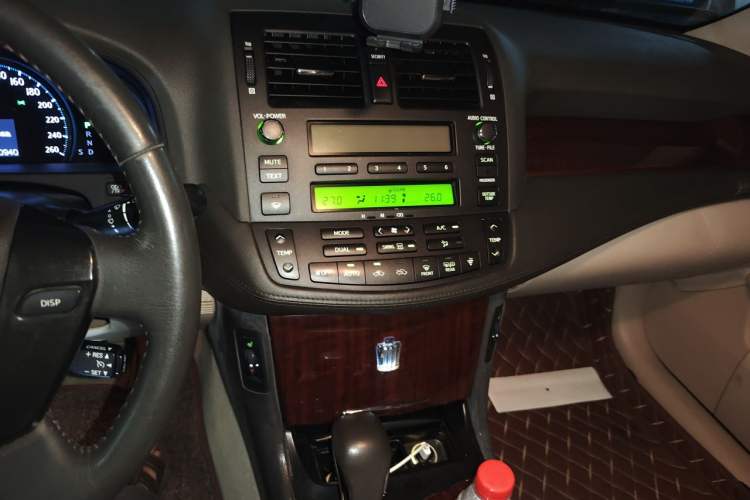 Used Toyota Crown 2011 2.5L Royal Special Edition with Leather and Sunroof Audio And AC Panel