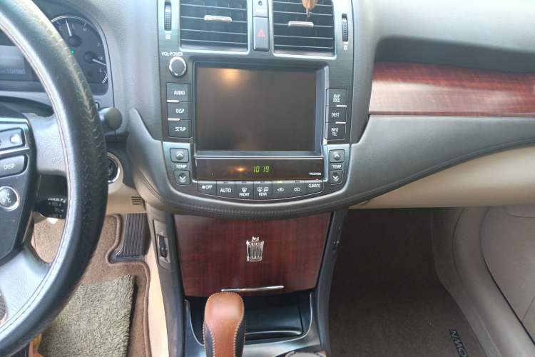 Used Toyota Crown 2011 2.5L Royal Special Edition with Leather and Sunroof Audio And AC Panel