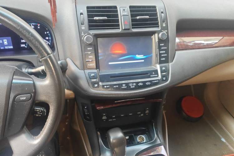 Used Toyota Crown 2011 2.5L Royal Special Edition with Leather and Sunroof Audio And AC Panel