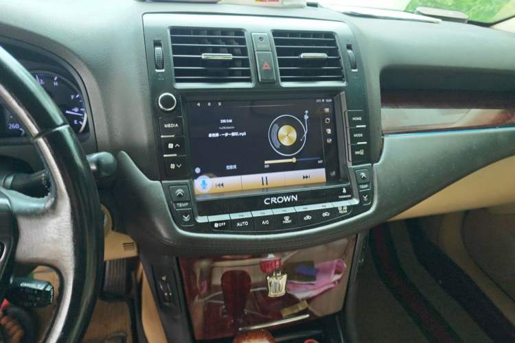 Used Toyota Crown 2011 2.5L Royal Special Edition with Leather and Sunroof Audio And AC Panel
