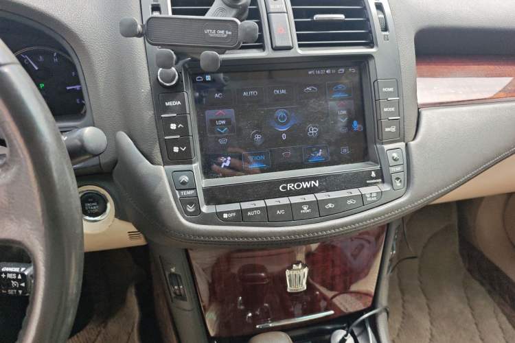 Used Toyota Crown 2011 2.5L Royal Special Edition with Leather and Sunroof Audio And AC Panel