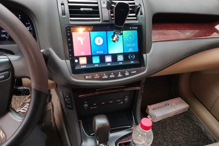 Used Toyota Crown 2011 2.5L Royal Special Edition with Leather and Sunroof Audio And AC Panel