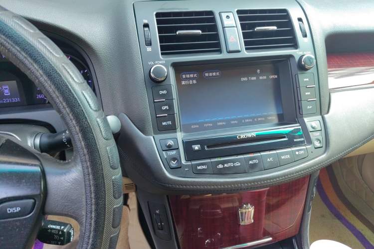 Used Toyota Crown 2011 2.5L Royal Special Edition with Leather and Sunroof Audio And AC Panel