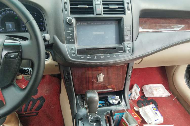 Used Toyota Crown 2011 2.5L Royal Special Edition with Leather and Sunroof Audio And AC Panel