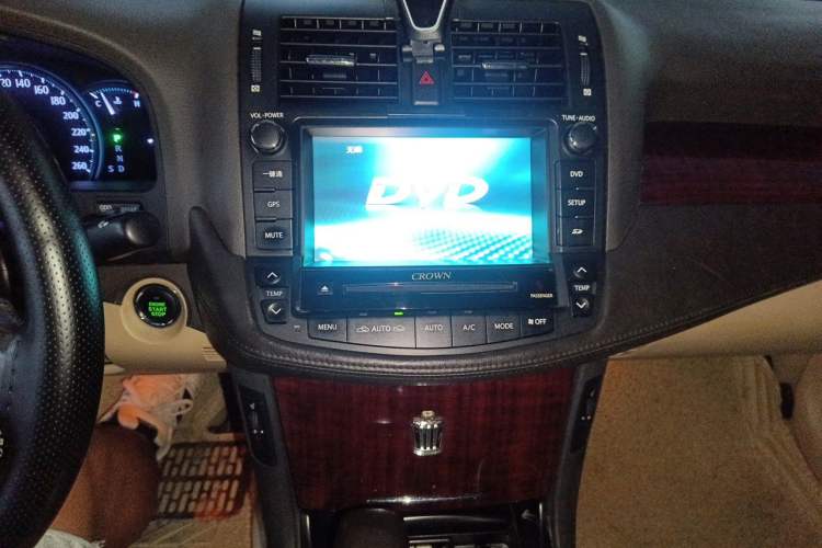 Used Toyota Crown 2011 2.5L Royal Special Edition with Leather and Sunroof Audio And AC Panel