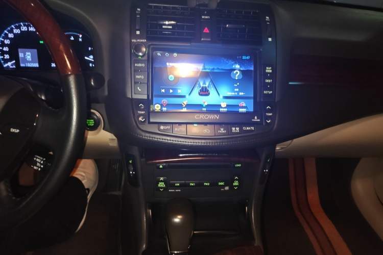 Used Toyota Crown 2011 2.5L Royal Special Edition with Leather and Sunroof Audio And AC Panel