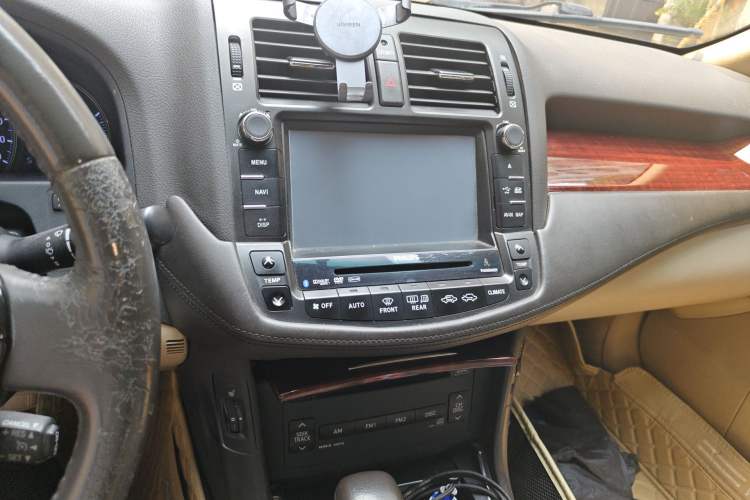 Used Toyota Crown 2011 2.5L Royal Special Edition with Leather and Sunroof Audio And AC Panel