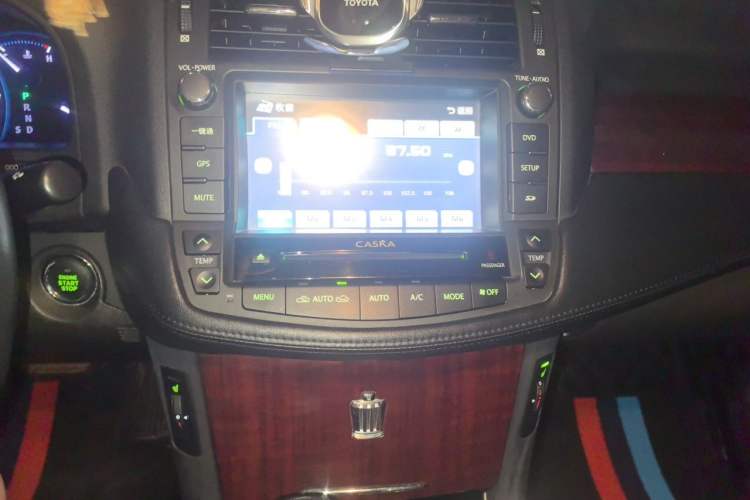 Used Toyota Crown 2011 2.5L Royal Special Edition with Leather and Sunroof Audio And AC Panel