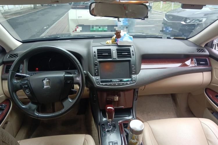 Used Toyota Crown 2011 2.5L Royal Special Edition with Leather and Sunroof Center Console