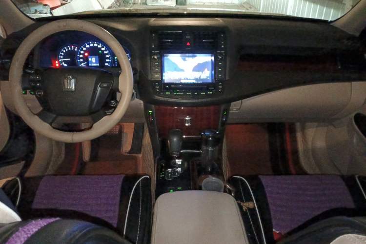 Used Toyota Crown 2011 2.5L Royal Special Edition with Leather and Sunroof Center Console