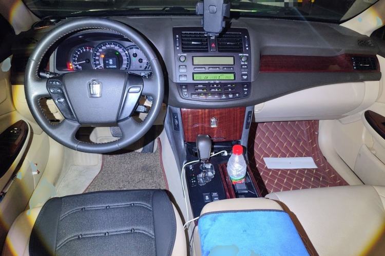 Used Toyota Crown 2011 2.5L Royal Special Edition with Leather and Sunroof Center Console