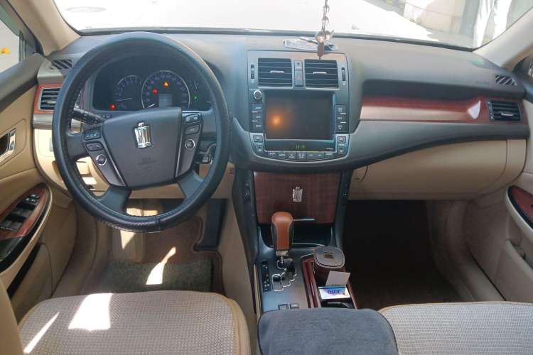 Used Toyota Crown 2011 2.5L Royal Special Edition with Leather and Sunroof Center Console