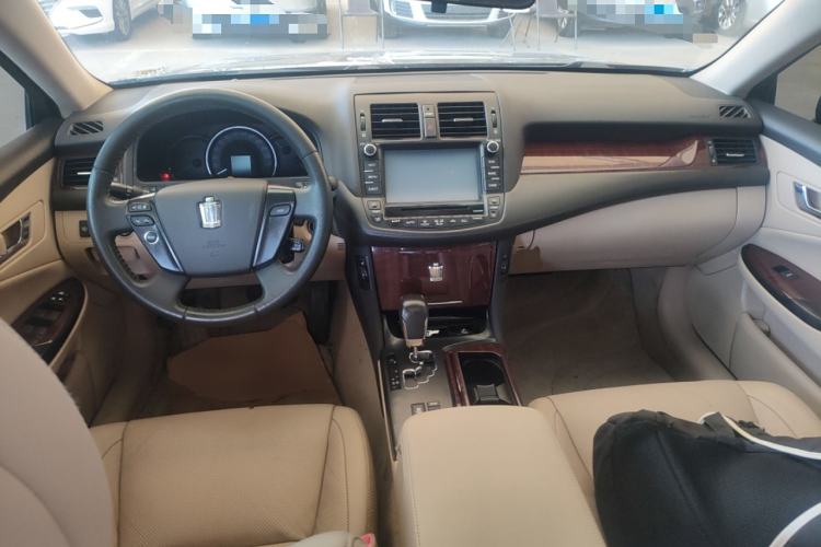 Used Toyota Crown 2011 2.5L Royal Special Edition with Leather and Sunroof Center Console