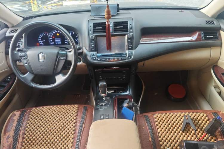 Used Toyota Crown 2011 2.5L Royal Special Edition with Leather and Sunroof Center Console