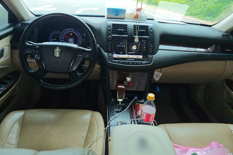 Used Toyota Crown 2011 2.5L Royal Special Edition with Leather and Sunroof Center Console