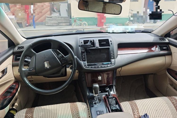 Used Toyota Crown 2011 2.5L Royal Special Edition with Leather and Sunroof Center Console