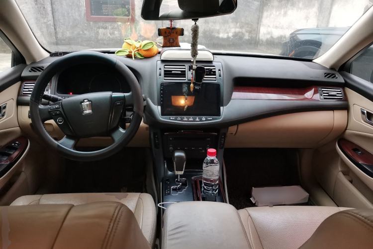 Used Toyota Crown 2011 2.5L Royal Special Edition with Leather and Sunroof Center Console